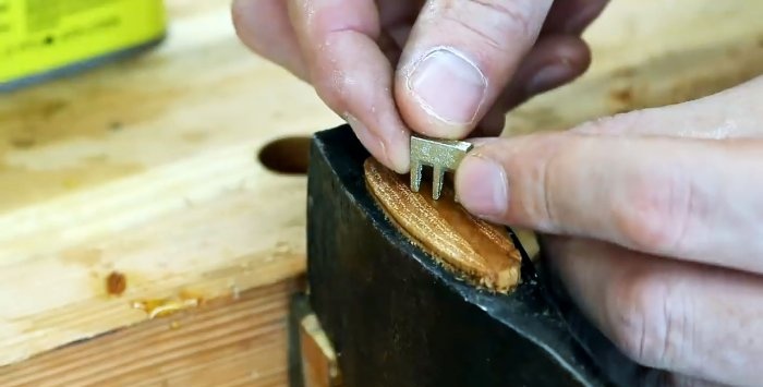 Cum să înlocuiți toporul vechi cu unul nou. Folosiți ulei în loc de lipici pentru pană.