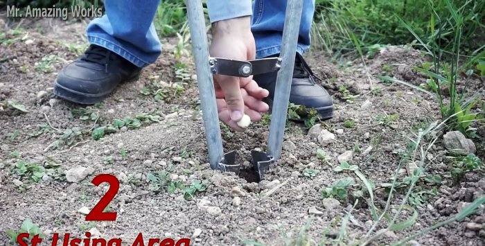 Una eina de jardí convenient amb la qual es pot treure per plantar o trasplantar qualsevol planta