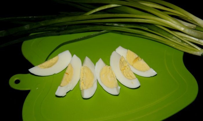 Salada russa de arenque e ovos salgados à luz