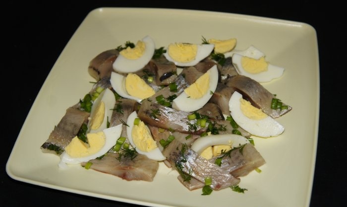 Salade russe de harengs et d'œufs légèrement salés