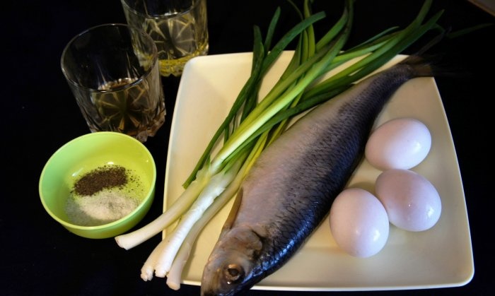 Rusiškos salotos iš lengvai pasūdytos silkės ir kiaušinių