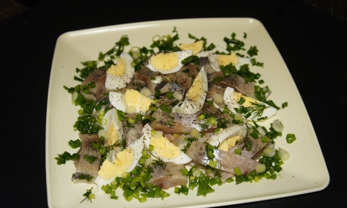 Salad Nga cá trích muối và trứng