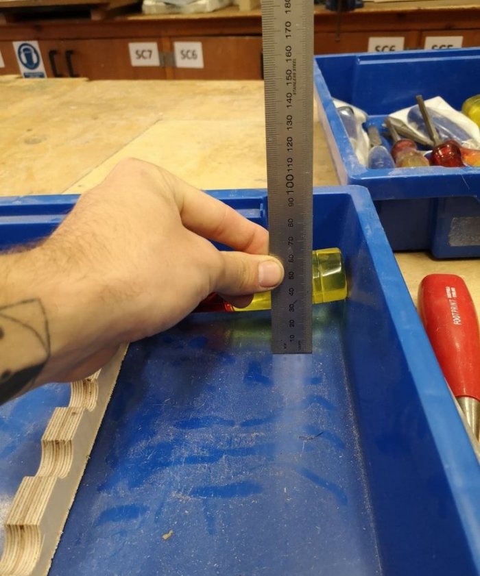 Hvordan jeg lavede et praktisk stativ til opbevaring af et værktøj i en skuffe