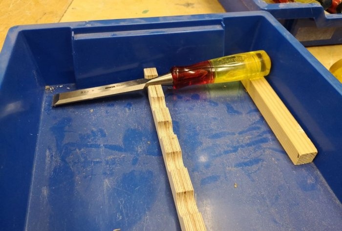 Hvordan jeg laget et praktisk stativ for å lagre et verktøy i en skuff