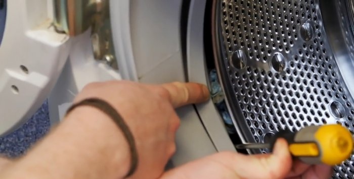 Cách lấy đồ vật nhỏ bắt trong trống ra khỏi máy giặt