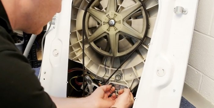 Hoe kleine voorwerpen in een trommel uit een wasmachine te verwijderen