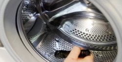 How to remove small objects caught in a drum from a washing machine