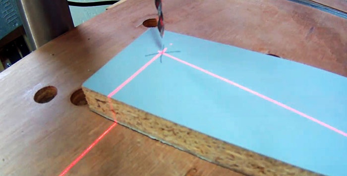 Cum se face un indicator laser de casă la o mașină de găurit