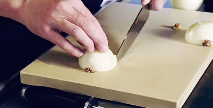 Jak rychle nakrájet radu cibule kuchař