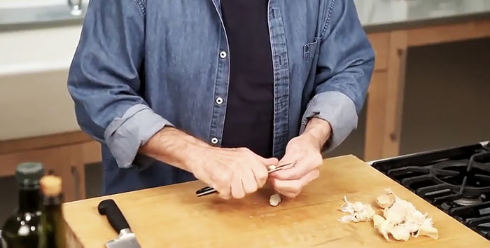Jak rychle oloupat a nasekat česnek - kuchařova rada