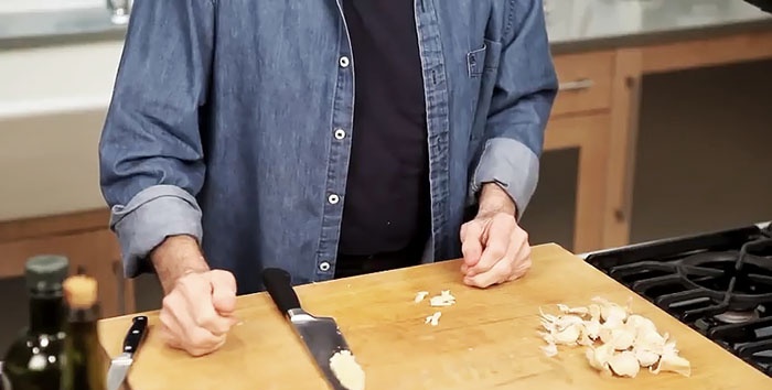 Cum se curăță și se toacă rapid usturoiul - sfatul bucătarului
