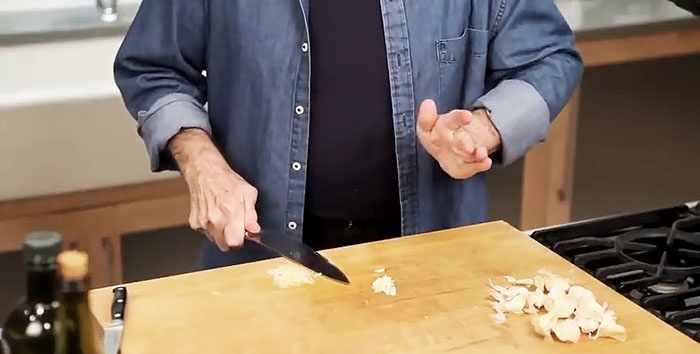 Cum se curăță și se toacă rapid usturoiul - sfatul bucătarului