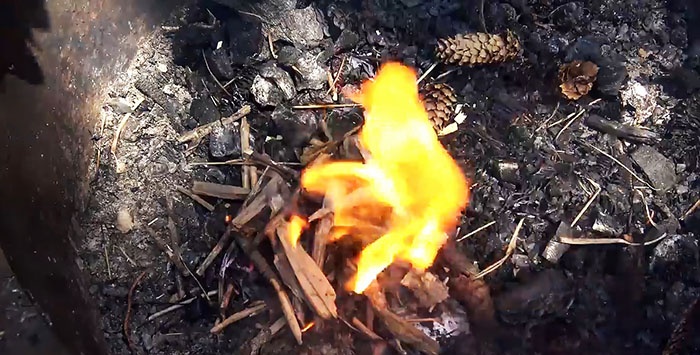 Kaip uždegti ugnį plastikiniu maišeliu