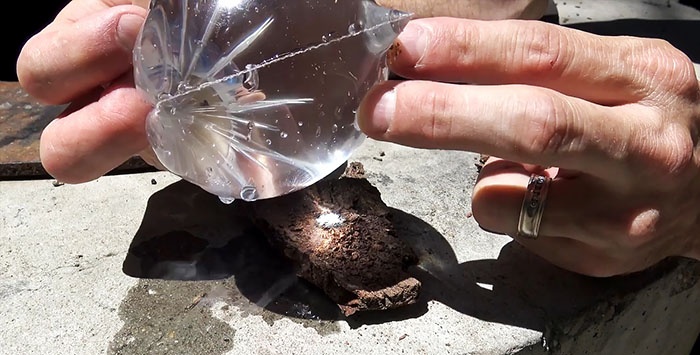 Hur man tänder en eld med en plastpåse