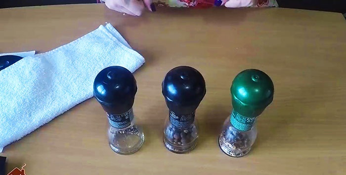 How to refill a disposable mill with spices