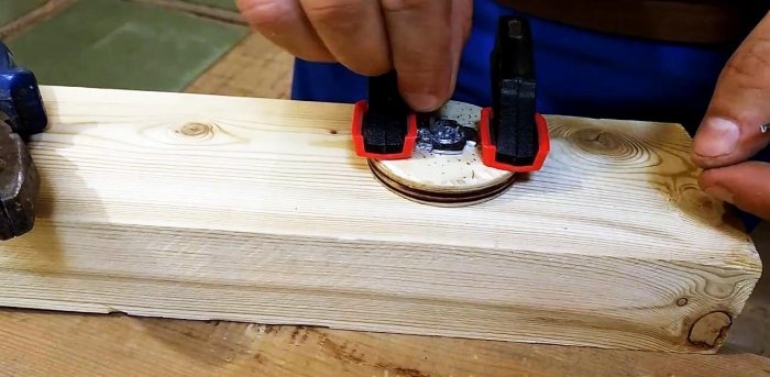 Kaip pasidaryti paprastą dailidžių dirbtuvę ant darbastalio