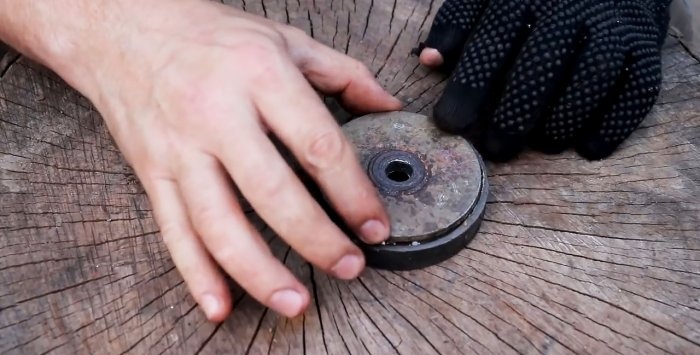 Strumento rimovibile per tagliare cerchi in lamiera usando una smerigliatrice