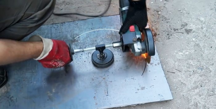 Strumento rimovibile per tagliare cerchi in lamiera usando una smerigliatrice