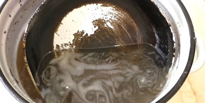 Hoe een zeer vuile koekepan zonder al te veel moeite schoon te maken