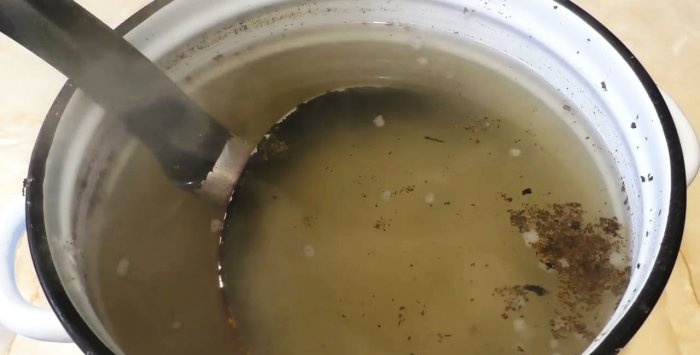 Hoe een zeer vuile koekepan zonder al te veel moeite schoon te maken