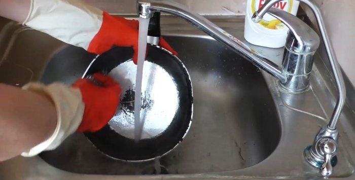 Làm thế nào để làm sạch một cái chảo rất bẩn mà không cần quá nhiều nỗ lực