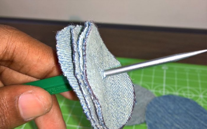 Cách làm bánh xe đánh bóng từ một chiếc quần jean cũ mà không mất phí