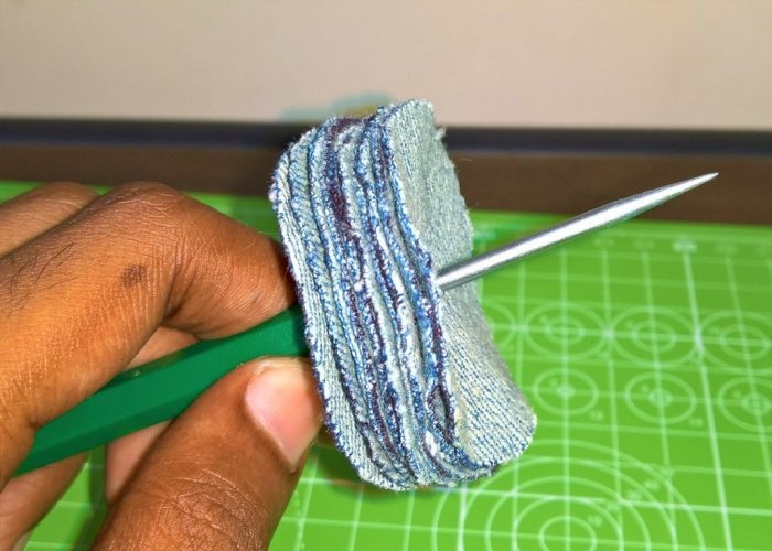 Cách làm bánh xe đánh bóng từ một chiếc quần jean cũ mà không mất phí