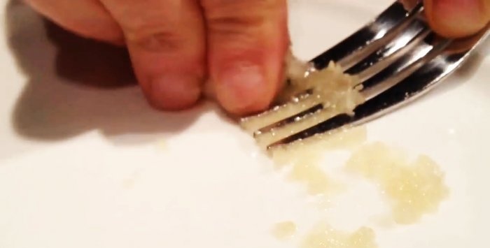 Drtič česneku už nepoužívá užitečný trik pro sekání česneku