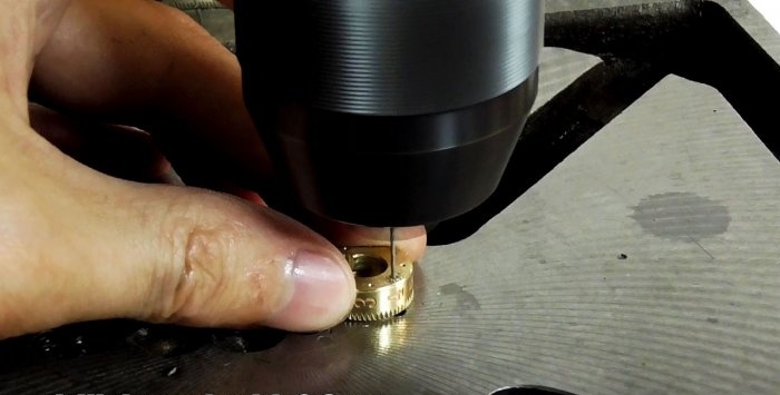 Come trasformare un bullone in una serratura a combinazione