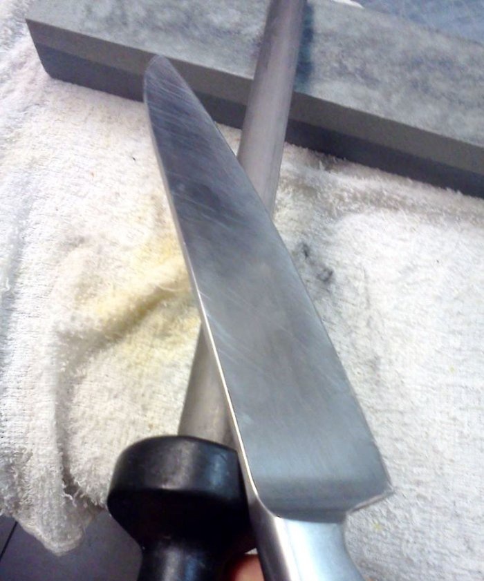 Com reparar un ganivet de cuina amb una punta trencada