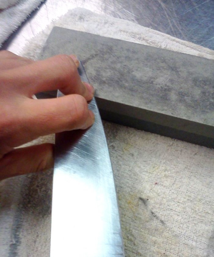 Com reparar un ganivet de cuina amb una punta trencada