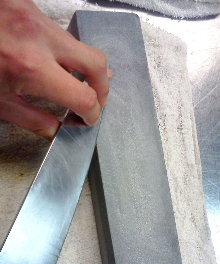 Como reparar uma faca de cozinha com uma ponta quebrada