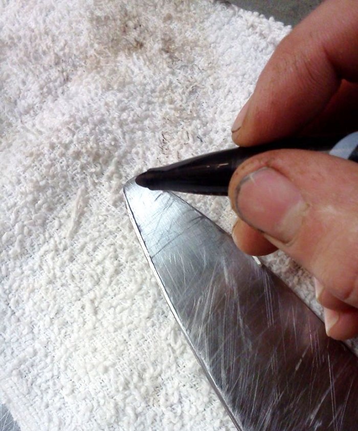 Hur man reparerar en kökskniv med en trasig spets