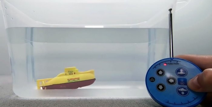 Funkgesteuertes U-Boot aus einem Krug