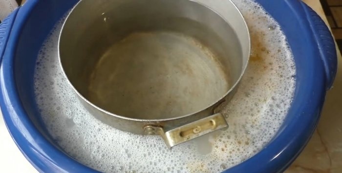 How to easily clean a dirty pan from soot