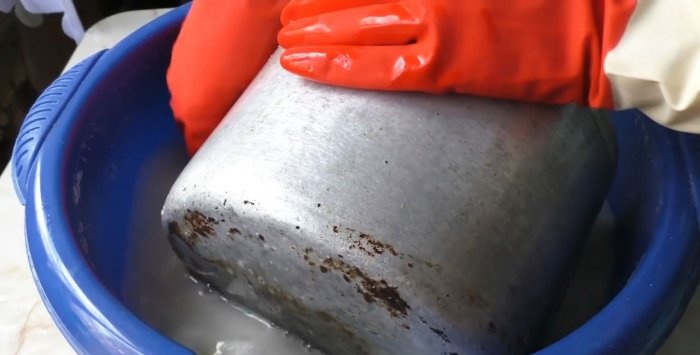 Cómo limpiar fácilmente una sartén sucia del hollín