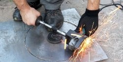 Avtakbart verktøy for å skjære sirkler i metall ved hjelp av en kvern