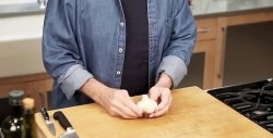 Hur man snabbt skalar och hugger vitlök - kockens råd