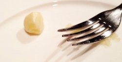 Non uso più lo spremi aglio, un utile trucco per tagliare l'aglio