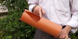 Een eenvoudig apparaat voor het verzamelen van fruit uit een hoogte van PVC-buis