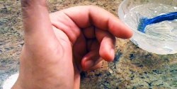 A maneira infalível de remover super cola de suas mãos