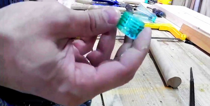 Cum se fac mânere de fișiere rezistente cu o sticlă de plastic