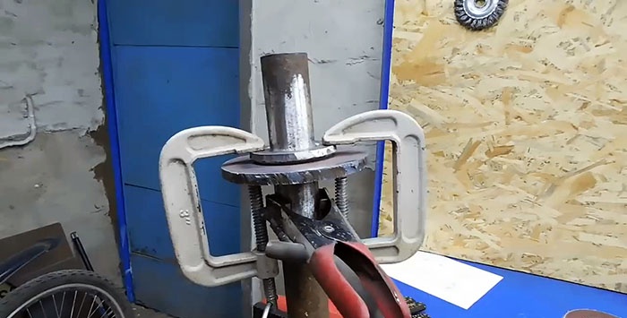 Wood splitter from an old flywheel and a washing machine engine