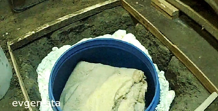 Hvordan man laver en minikælder fra en tønde i en garage i landet
