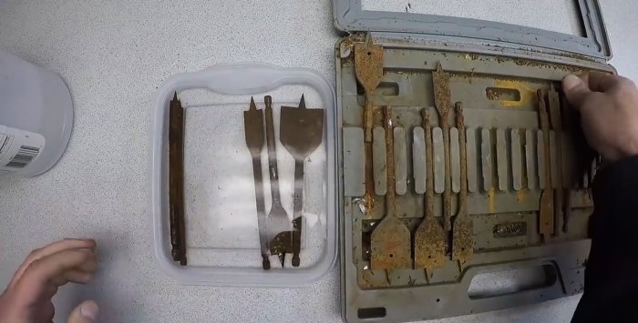 Una forma elemental de restaurar una eina oxidada que no s’ha utilitzat des de fa temps