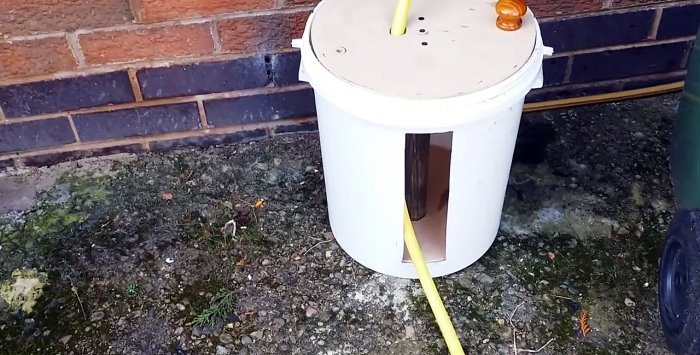 Praktisk plastspann for oppbevaring av hageslange