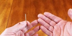 Una manera de filar instantàniament una agulla sense cap eina