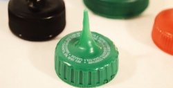 Cómo hacer una boquilla dispensadora con una tapa de botella de plástico y casos de uso