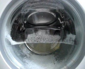 A máquina de lavar roupa não escoa a água
