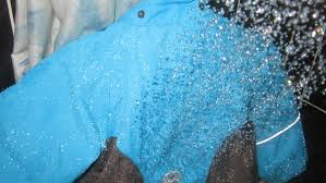 Lavando uma jaqueta de membrana e outras roupas